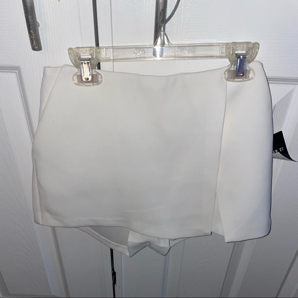 Brand new white skort - Picture 1 of 3